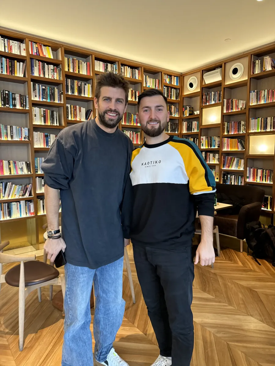Witalij Moisejew mit Gerard Piqué