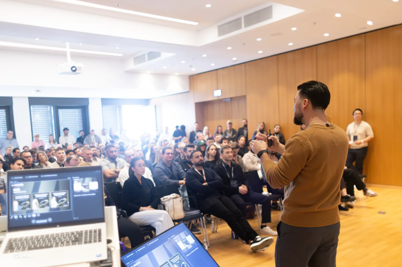 Witalij Moisejew spricht vor Publikum